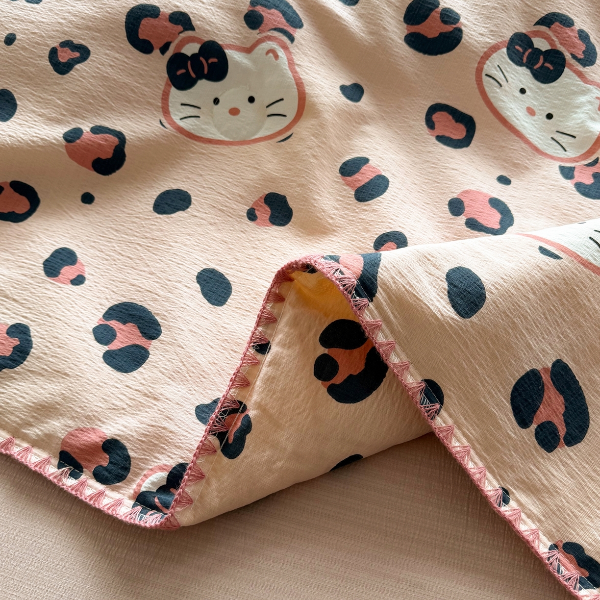 91家纺网 家纺一手货源 找家纺 晚爱家纺（原晚安家居） 2026新款云感双层纱三角针夏被母婴级夏凉被贝壳边贝壳绣空调被四件套 粉色小猫