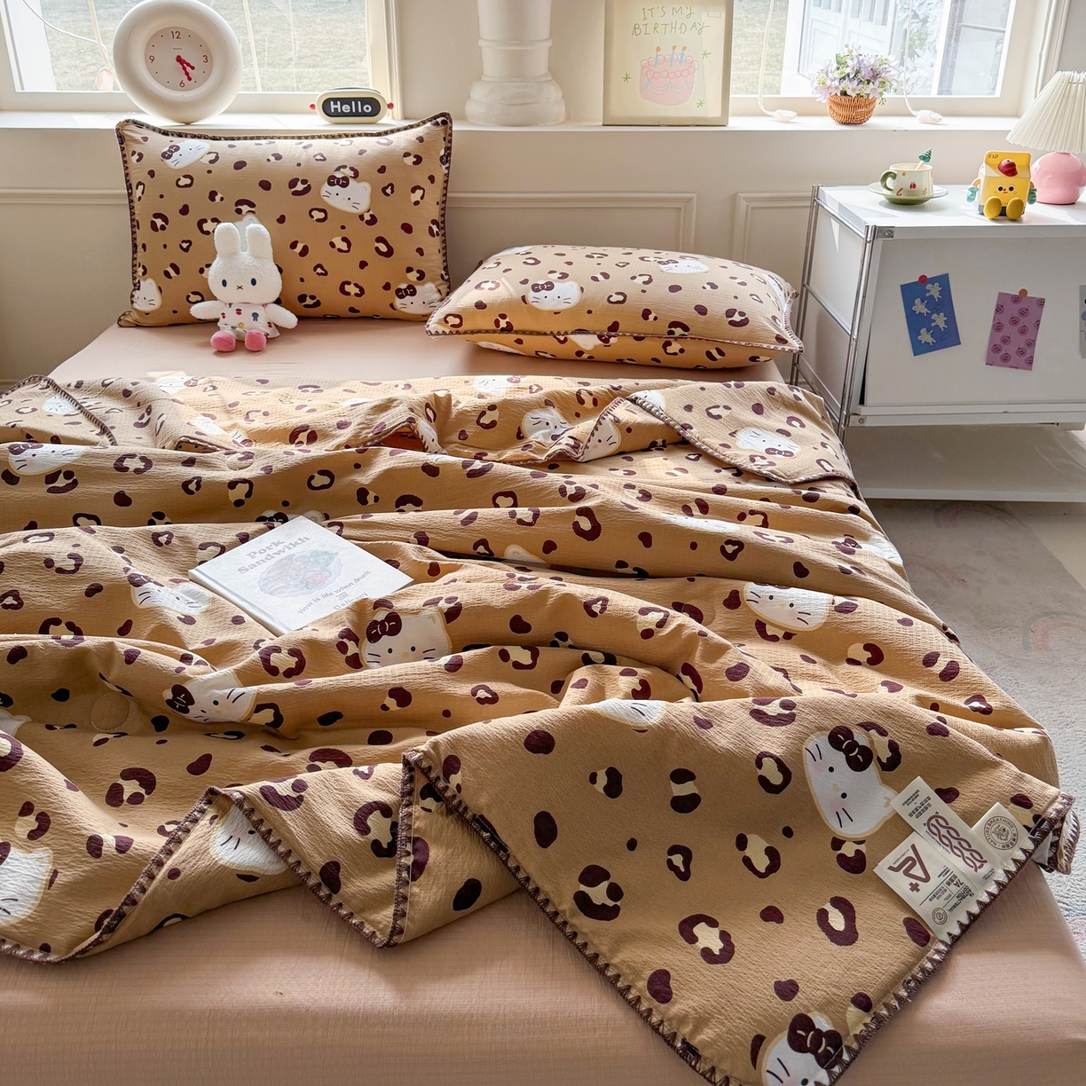 91家纺网 家纺一手货源 找家纺 晚爱家纺（原晚安家居） 2026新款云感双层纱三角针夏被母婴级夏凉被贝壳边贝壳绣空调被四件套 黑皮小猫