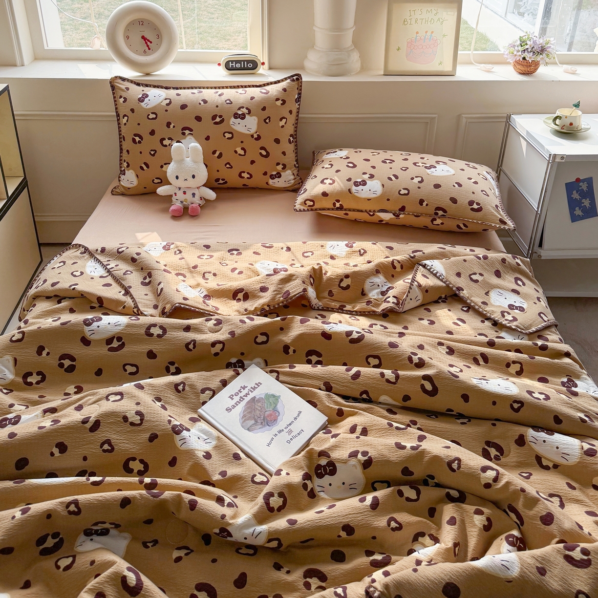 91家纺网 家纺一手货源 找家纺 晚爱家纺（原晚安家居） 2026新款云感双层纱三角针夏被母婴级夏凉被贝壳边贝壳绣空调被四件套 黑皮小猫