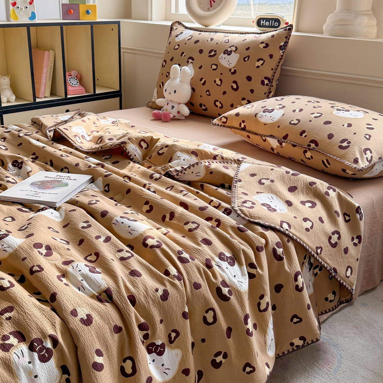 91家纺网 家纺一手货源 找家纺 晚爱家纺（原晚安家居） 2026新款云感双层纱三角针夏被母婴级夏凉被贝壳边贝壳绣空调被四件套 黑皮小猫