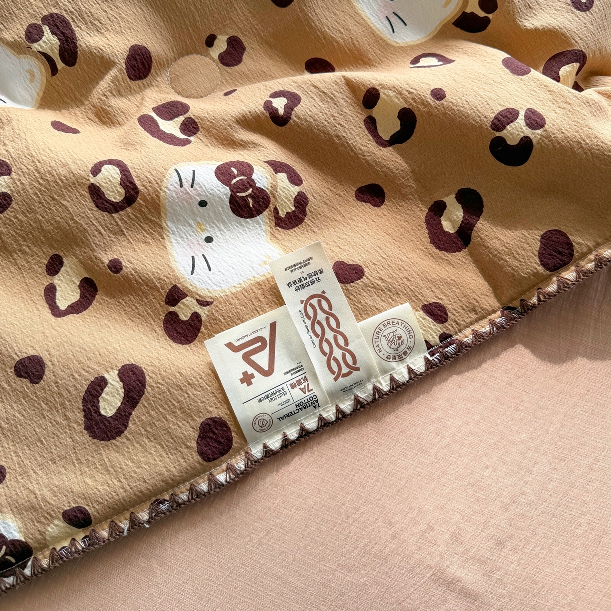 91家纺网 家纺一手货源 找家纺 晚爱家纺（原晚安家居） 2026新款云感双层纱三角针夏被母婴级夏凉被贝壳边贝壳绣空调被四件套 黑皮小猫