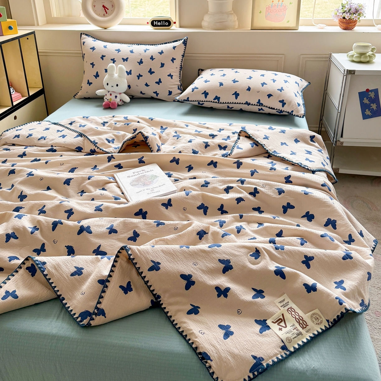 91家纺网 家纺一手货源 找家纺 晚爱家纺（原晚安家居） 2026新款云感双层纱三角针夏被母婴级夏凉被贝壳边贝壳绣空调被四件套 蝴蝶剪影