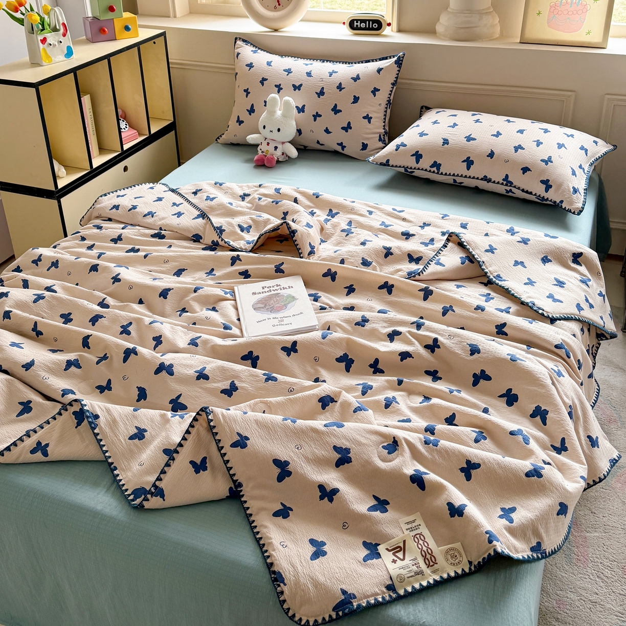 91家纺网 家纺一手货源 找家纺 晚爱家纺（原晚安家居） 2026新款云感双层纱三角针夏被母婴级夏凉被贝壳边贝壳绣空调被四件套 蝴蝶剪影