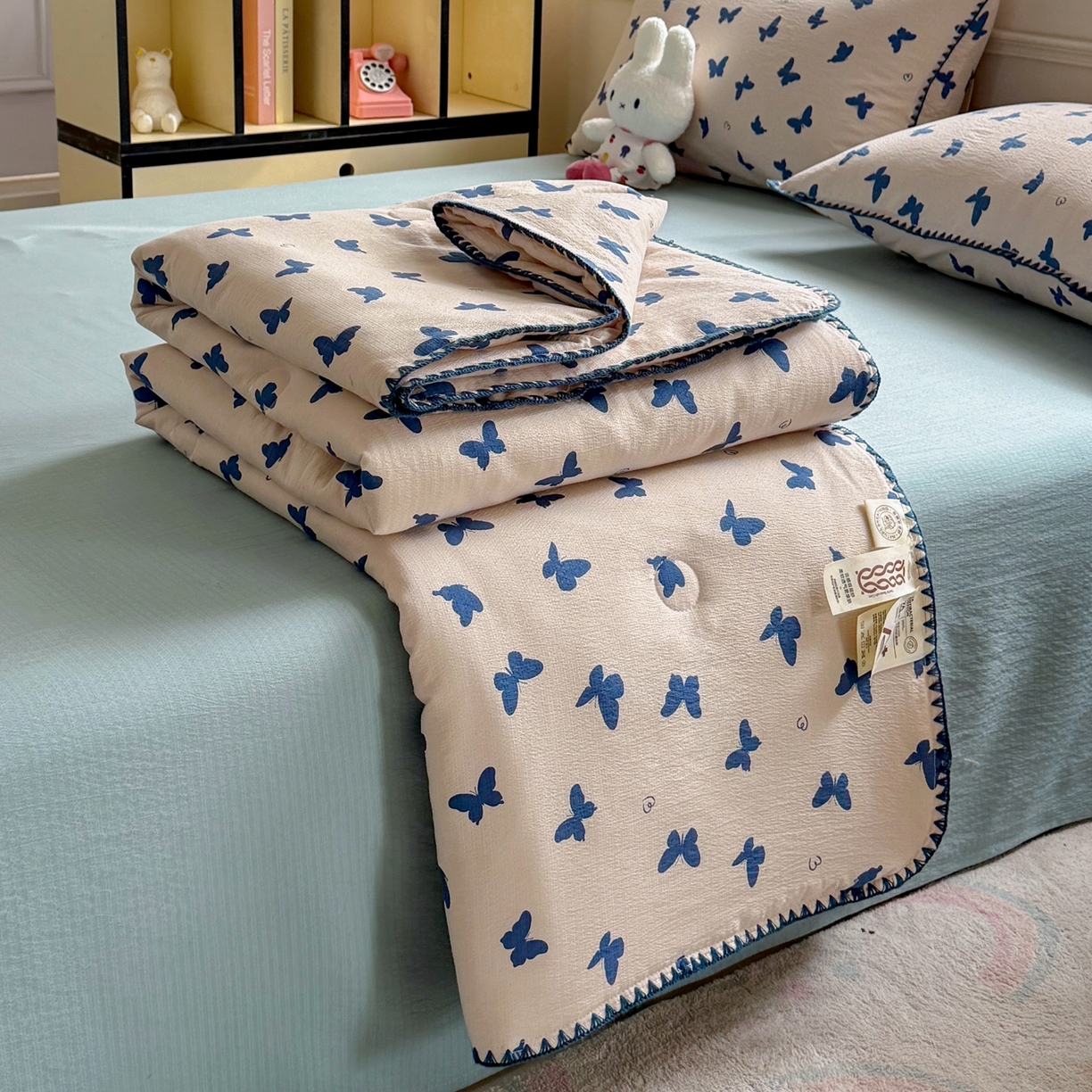 91家纺网 家纺一手货源 找家纺 晚爱家纺（原晚安家居） 2026新款云感双层纱三角针夏被母婴级夏凉被贝壳边贝壳绣空调被四件套 蝴蝶剪影