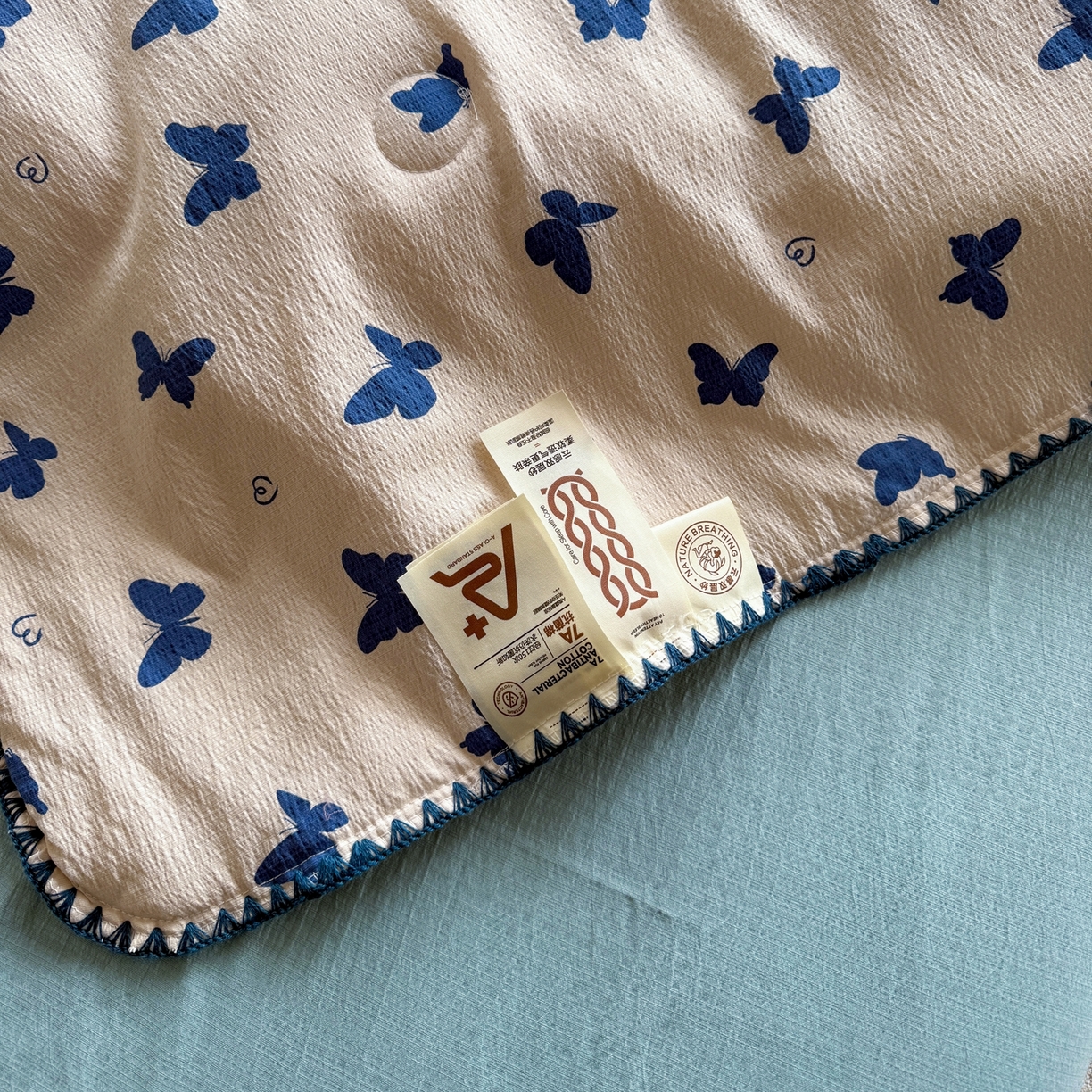 91家纺网 家纺一手货源 找家纺 晚爱家纺（原晚安家居） 2026新款云感双层纱三角针夏被母婴级夏凉被贝壳边贝壳绣空调被四件套 蝴蝶剪影