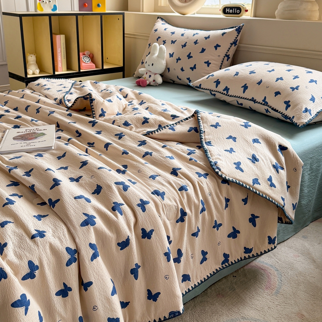 91家纺网 家纺一手货源 找家纺 晚爱家纺（原晚安家居） 2026新款云感双层纱三角针夏被母婴级夏凉被贝壳边贝壳绣空调被四件套 蝴蝶剪影