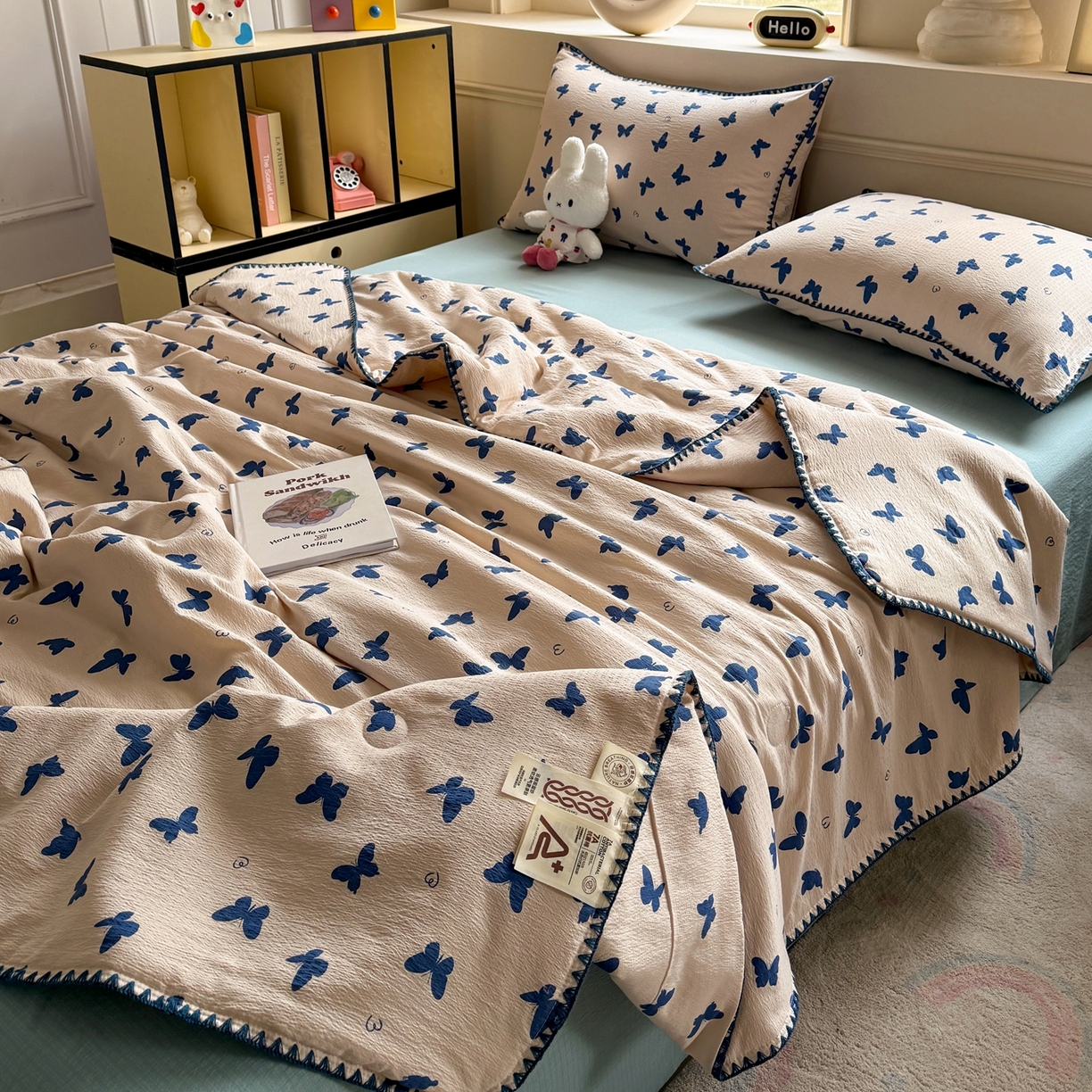 91家纺网 家纺一手货源 找家纺 晚爱家纺（原晚安家居） 2026新款云感双层纱三角针夏被母婴级夏凉被贝壳边贝壳绣空调被四件套 蝴蝶剪影