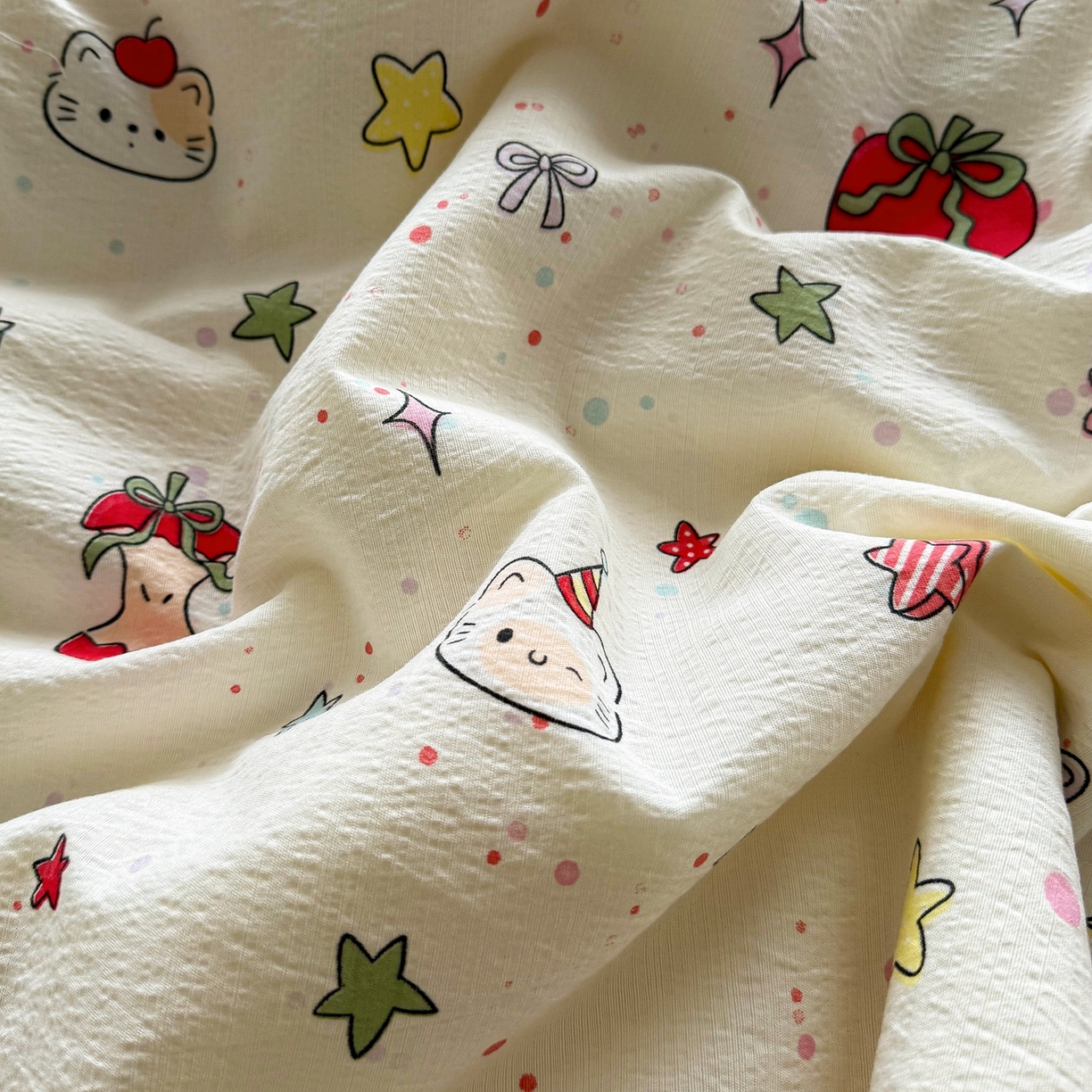 91家纺网 家纺一手货源 找家纺 晚爱家纺（原晚安家居） 2026新款云感双层纱三角针夏被母婴级夏凉被贝壳边贝壳绣空调被四件套 苹果小怪