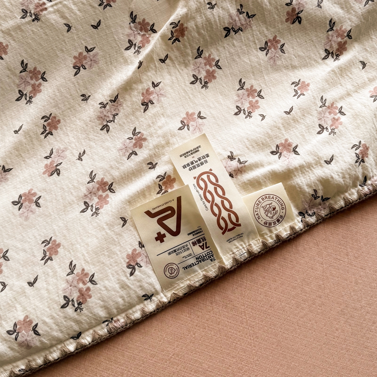 91家纺网 家纺一手货源 找家纺 晚爱家纺（原晚安家居） 2026新款云感双层纱三角针夏被母婴级夏凉被贝壳边贝壳绣空调被四件套 浅桃织夏