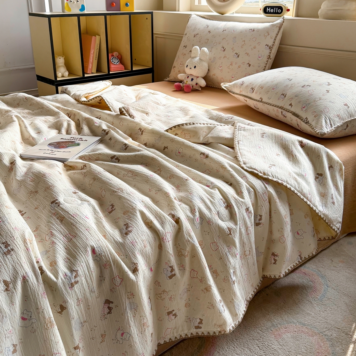 91家纺网 家纺一手货源 找家纺 晚爱家纺（原晚安家居） 2026新款云感双层纱三角针夏被母婴级夏凉被贝壳边贝壳绣空调被四件套 晴天小猫