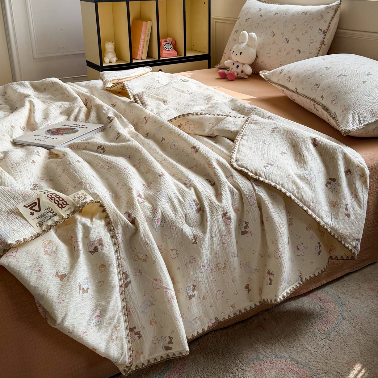 91家纺网 家纺一手货源 找家纺 晚爱家纺（原晚安家居） 2026新款云感双层纱三角针夏被母婴级夏凉被贝壳边贝壳绣空调被四件套 晴天小猫