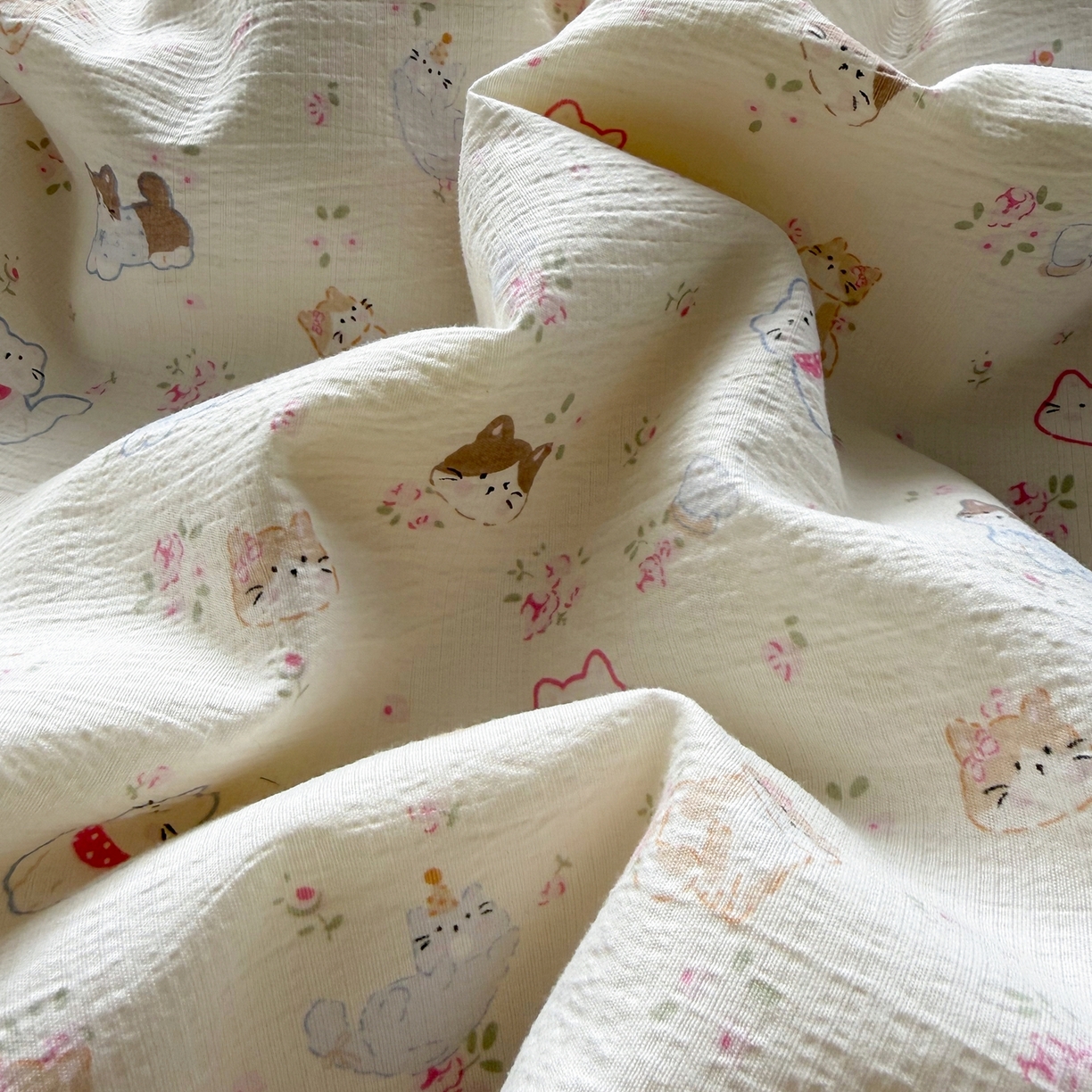 91家纺网 家纺一手货源 找家纺 晚爱家纺（原晚安家居） 2026新款云感双层纱三角针夏被母婴级夏凉被贝壳边贝壳绣空调被四件套 晴天小猫