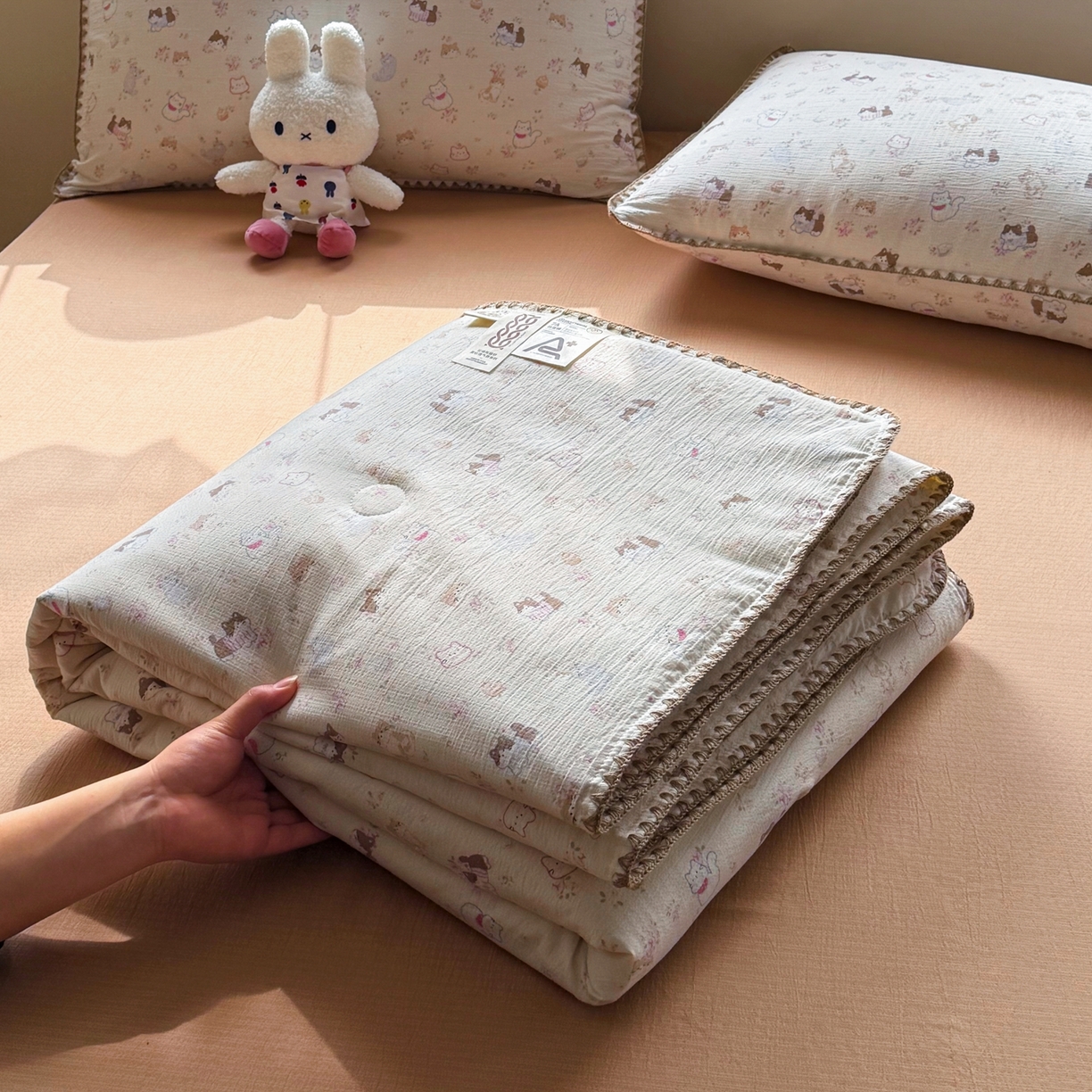 91家纺网 家纺一手货源 找家纺 晚爱家纺（原晚安家居） 2026新款云感双层纱三角针夏被母婴级夏凉被贝壳边贝壳绣空调被四件套 晴天小猫