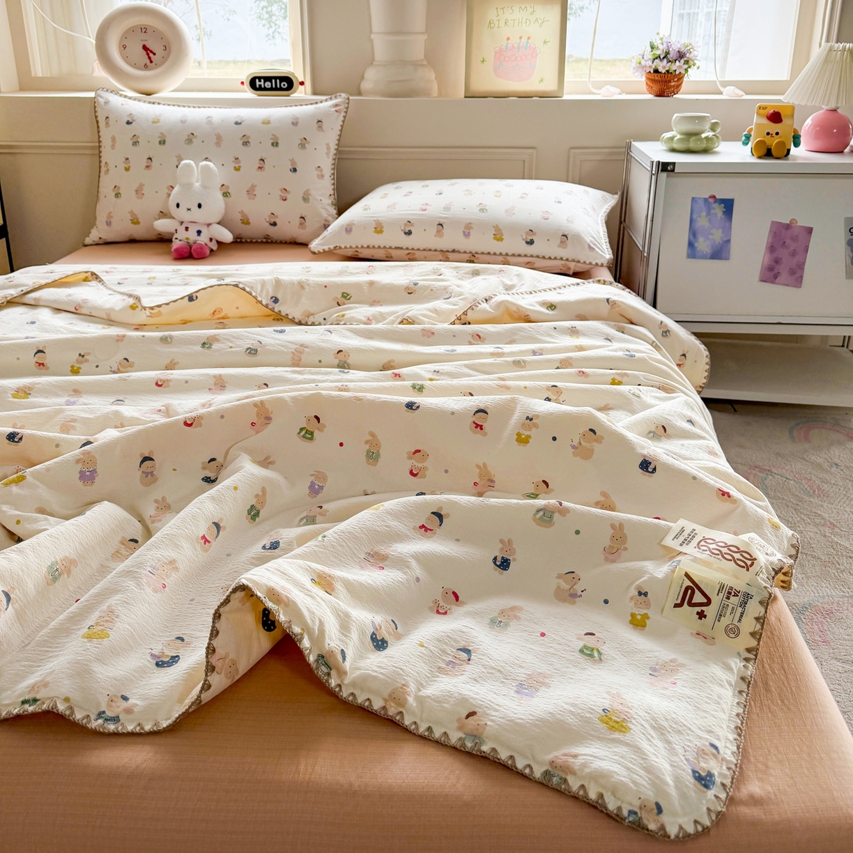 91家纺网 家纺一手货源 找家纺 晚爱家纺（原晚安家居） 2026新款云感双层纱三角针夏被母婴级夏凉被贝壳边贝壳绣空调被四件套 兔子集合