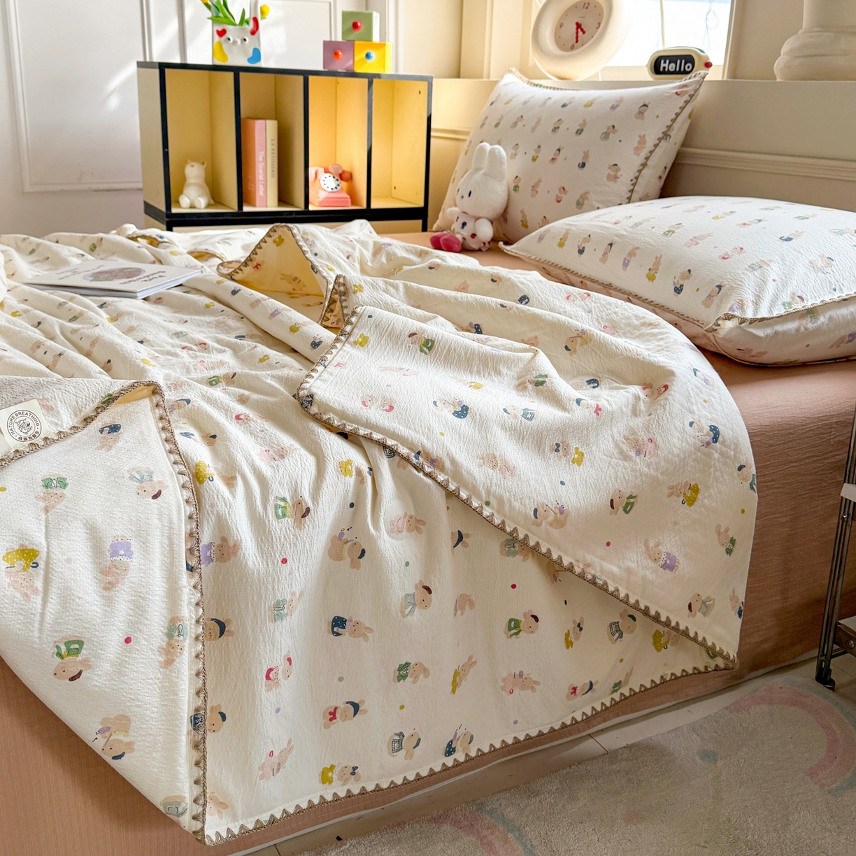 91家纺网 家纺一手货源 找家纺 晚爱家纺（原晚安家居） 2026新款云感双层纱三角针夏被母婴级夏凉被贝壳边贝壳绣空调被四件套 兔子集合