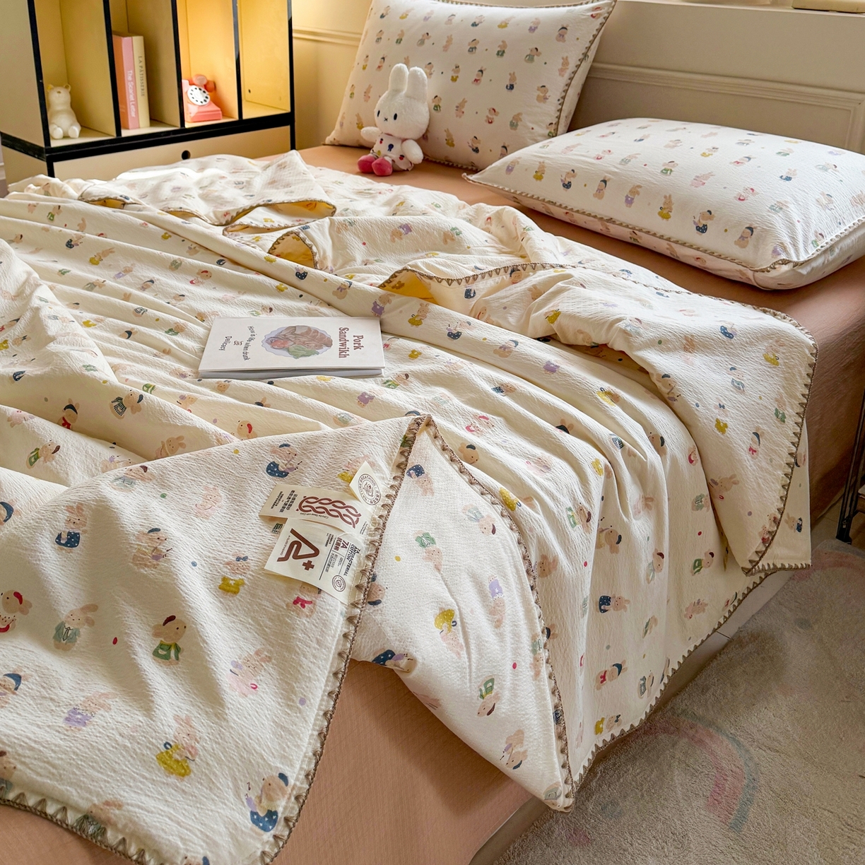 91家纺网 家纺一手货源 找家纺 晚爱家纺（原晚安家居） 2026新款云感双层纱三角针夏被母婴级夏凉被贝壳边贝壳绣空调被四件套 兔子集合