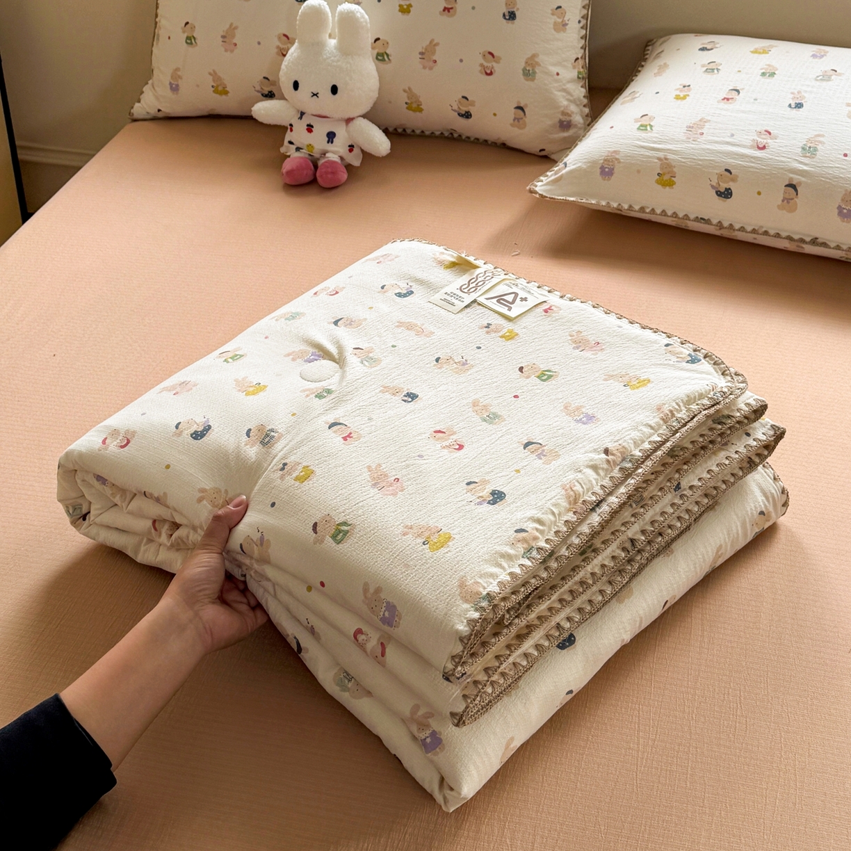 91家纺网 家纺一手货源 找家纺 晚爱家纺（原晚安家居） 2026新款云感双层纱三角针夏被母婴级夏凉被贝壳边贝壳绣空调被四件套 兔子集合