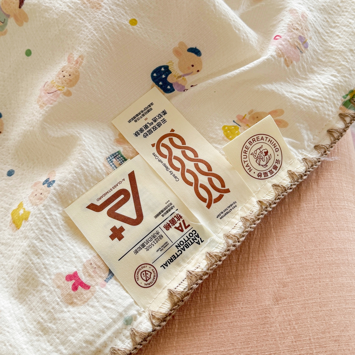 91家纺网 家纺一手货源 找家纺 晚爱家纺（原晚安家居） 2026新款云感双层纱三角针夏被母婴级夏凉被贝壳边贝壳绣空调被四件套 兔子集合