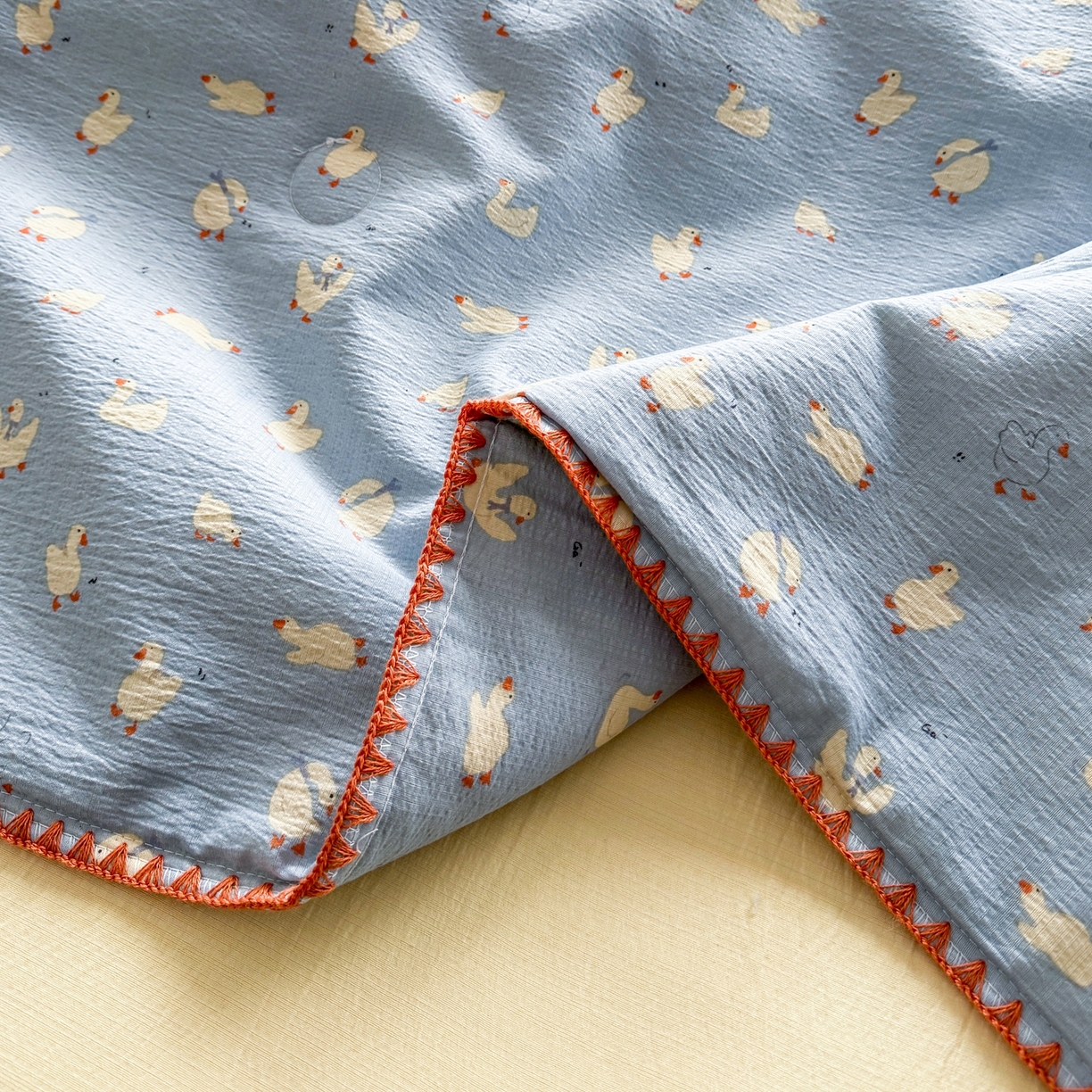 91家纺网 家纺一手货源 找家纺 晚爱家纺（原晚安家居） 2026新款云感双层纱三角针夏被母婴级夏凉被贝壳边贝壳绣空调被四件套 项天歌