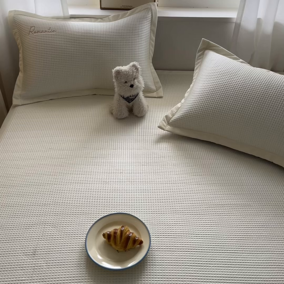 91家纺网 家纺一手货源 找家纺 （总）蓝邻家纺 2026春夏新款PE提花刺绣凉席席子系列-场景二