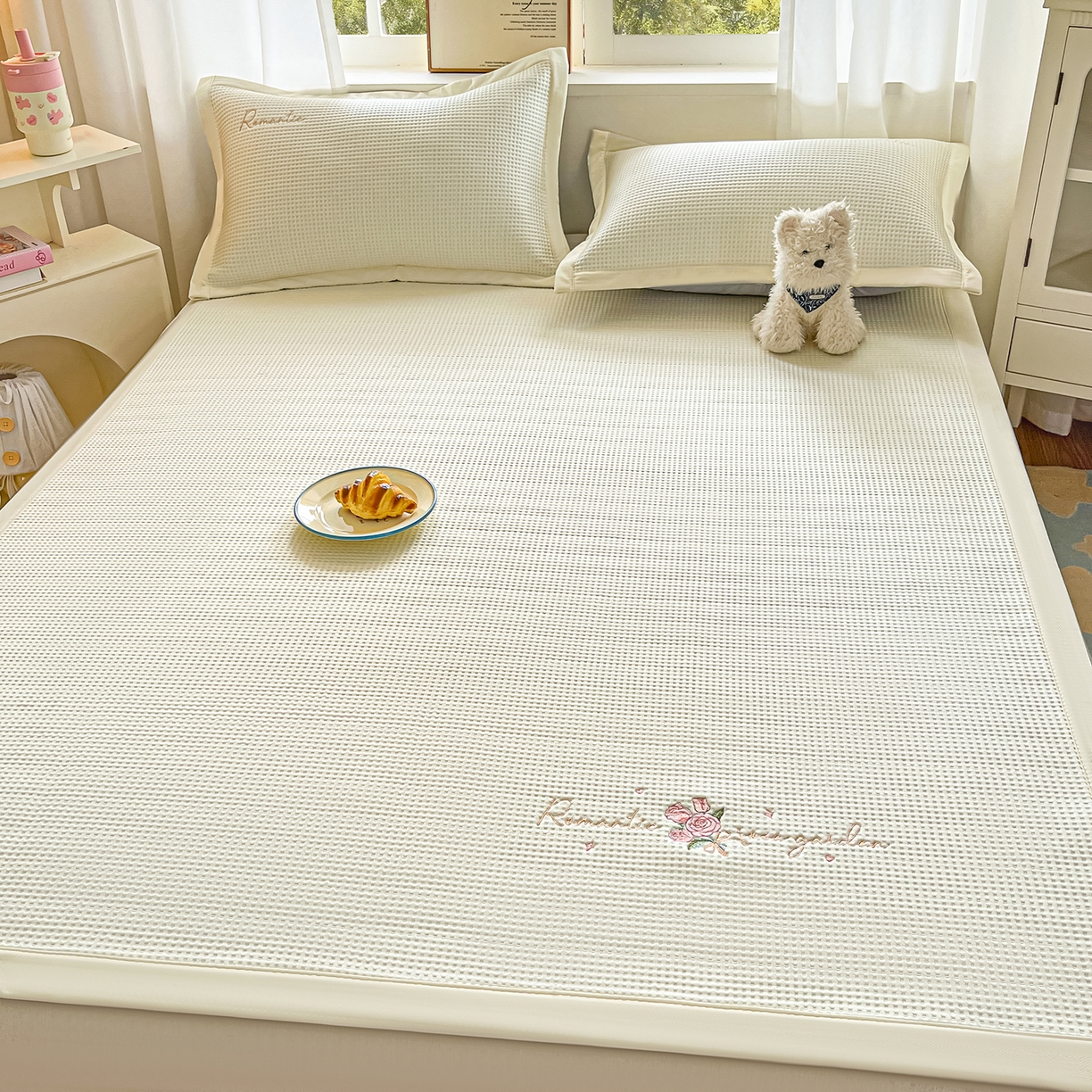 91家纺网 家纺一手货源 找家纺 （总）蓝邻家纺 2026春夏新款PE提花刺绣凉席席子系列-场景二