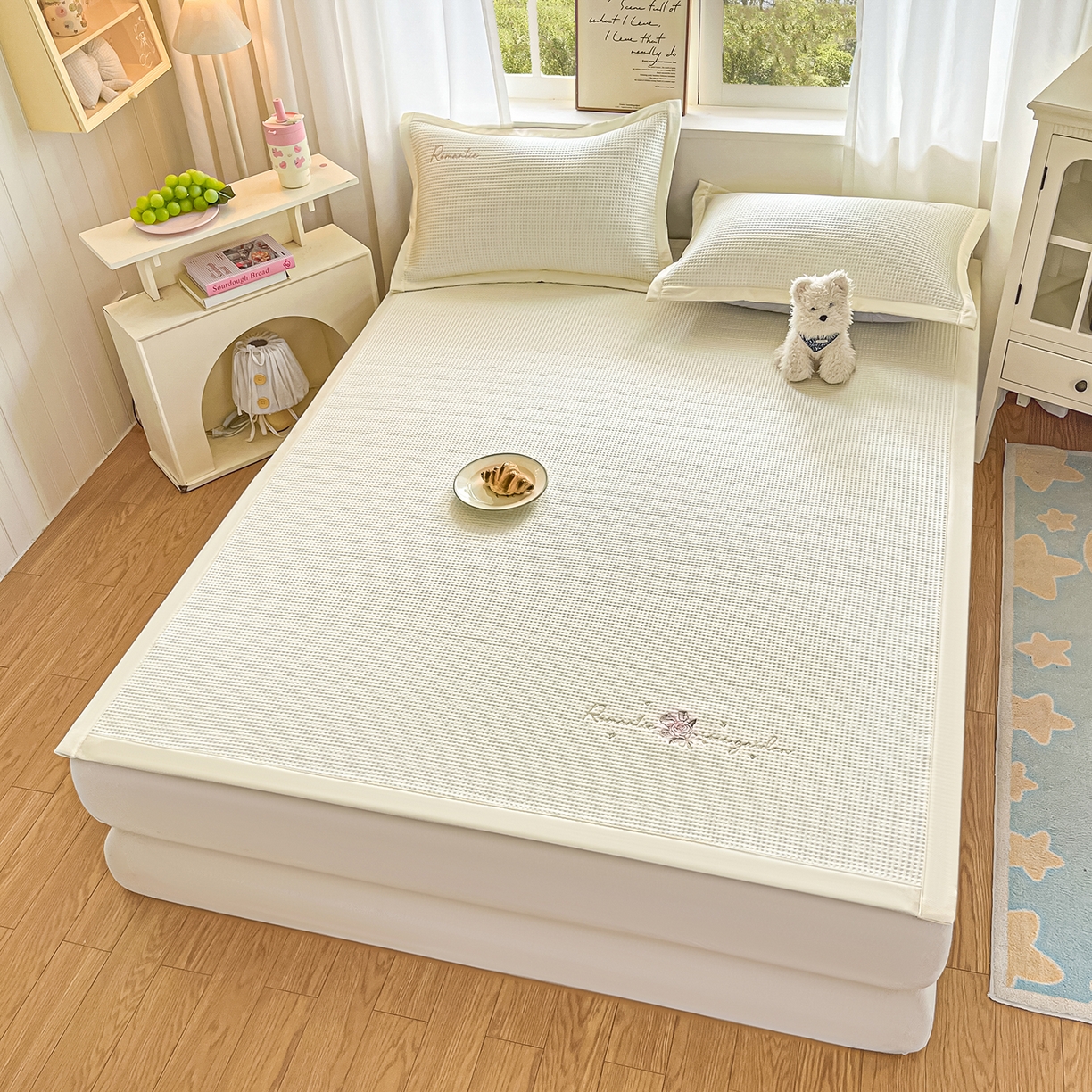 91家纺网 家纺一手货源 找家纺 （总）蓝邻家纺 2026春夏新款PE提花刺绣凉席席子系列-场景二