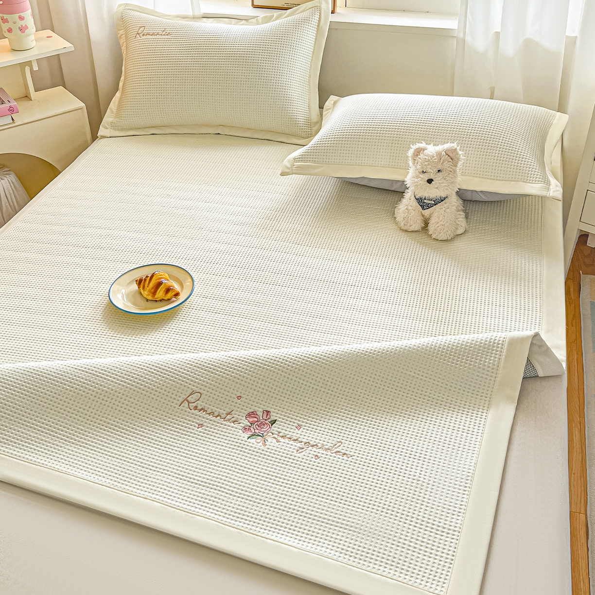 91家纺网 家纺一手货源 找家纺 （总）蓝邻家纺 2026春夏新款PE提花刺绣凉席席子系列-场景二