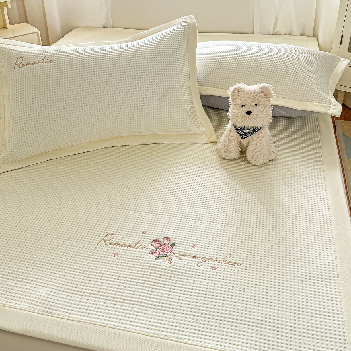 91家纺网 家纺一手货源 找家纺 （总）蓝邻家纺 2026春夏新款PE提花刺绣凉席席子系列-场景二