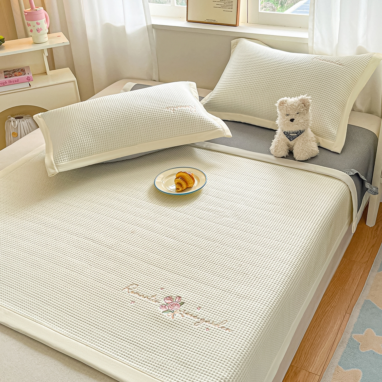 91家纺网 家纺一手货源 找家纺 （总）蓝邻家纺 2026春夏新款PE提花刺绣凉席席子系列-场景二