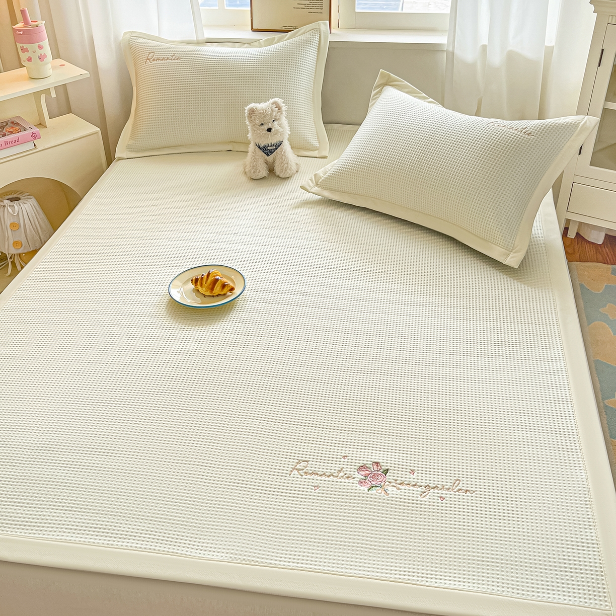 91家纺网 家纺一手货源 找家纺 （总）蓝邻家纺 2026春夏新款PE提花刺绣凉席席子系列-场景二