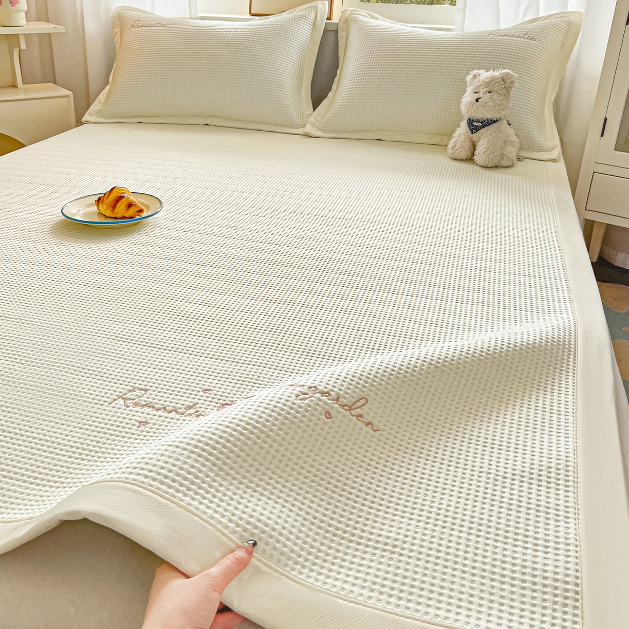 91家纺网 家纺一手货源 找家纺 （总）蓝邻家纺 2026春夏新款PE提花刺绣凉席席子系列-场景二