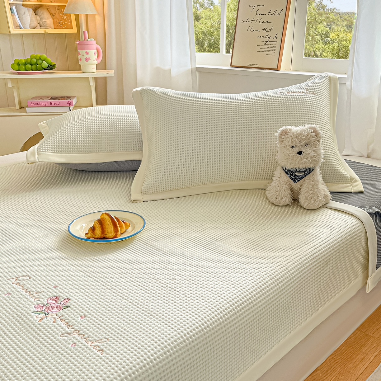 91家纺网 家纺一手货源 找家纺 （总）蓝邻家纺 2026春夏新款PE提花刺绣凉席席子系列-场景二