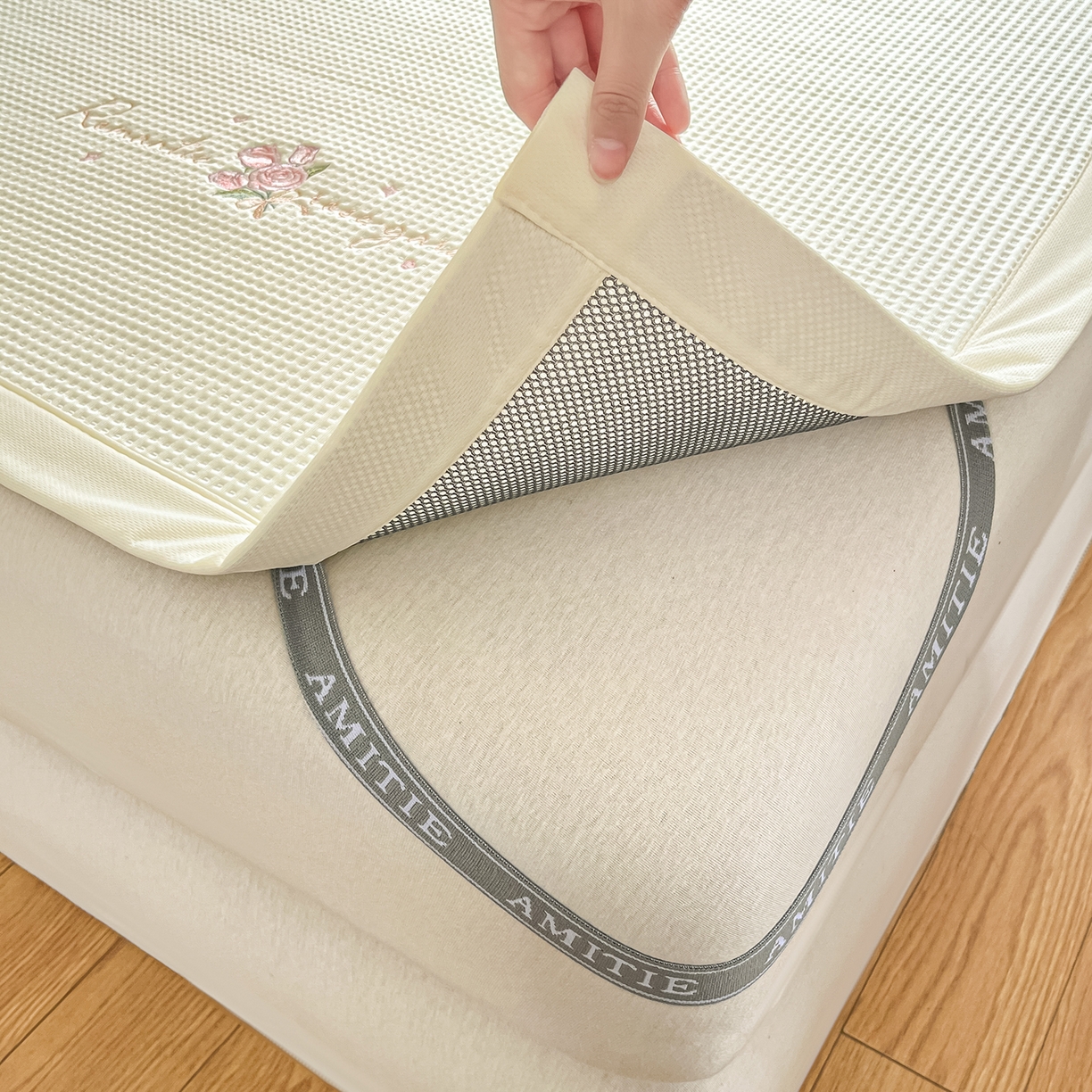 91家纺网 家纺一手货源 找家纺 （总）蓝邻家纺 2026春夏新款PE提花刺绣凉席席子系列-场景二