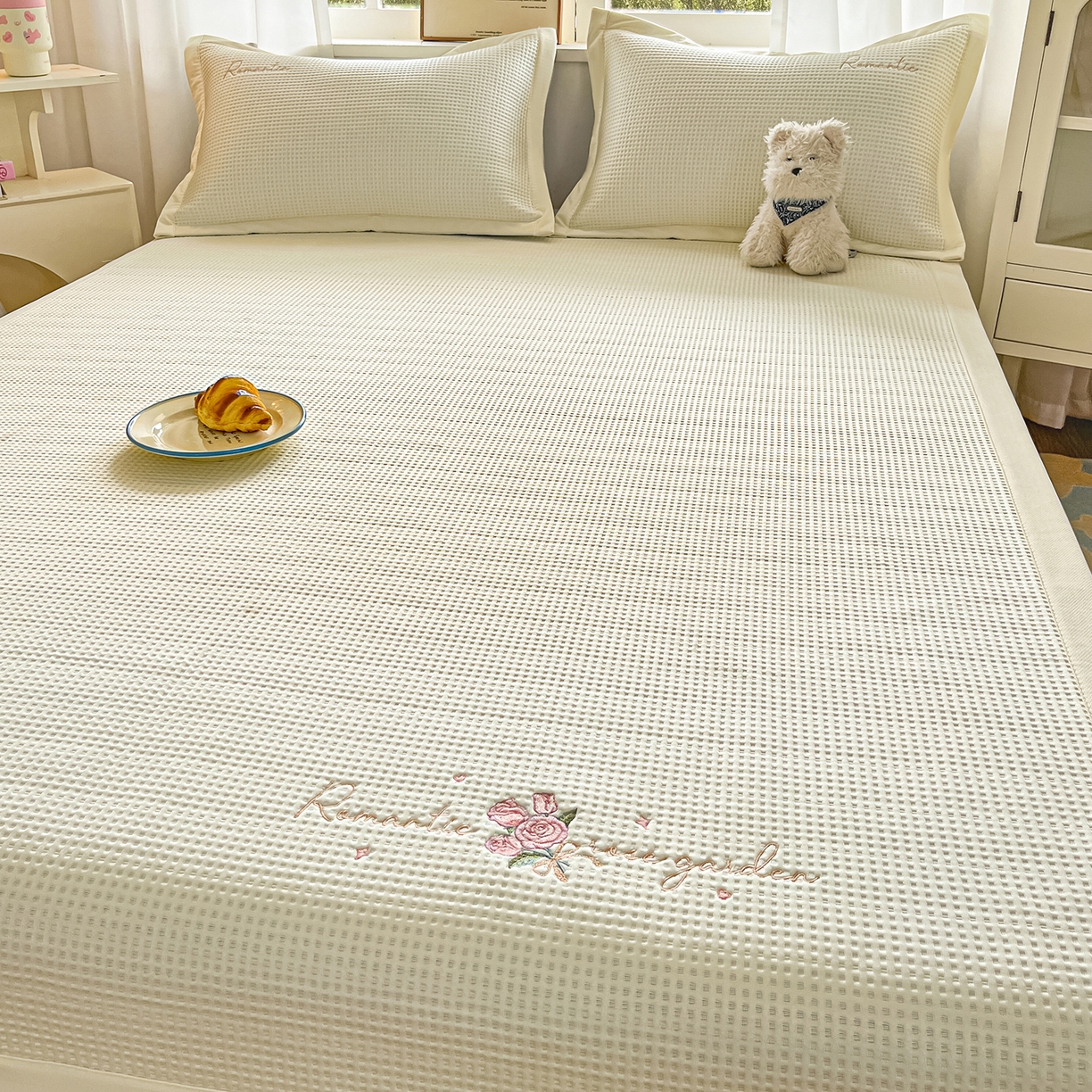 91家纺网 家纺一手货源 找家纺 （总）蓝邻家纺 2026春夏新款PE提花刺绣凉席席子系列-场景二