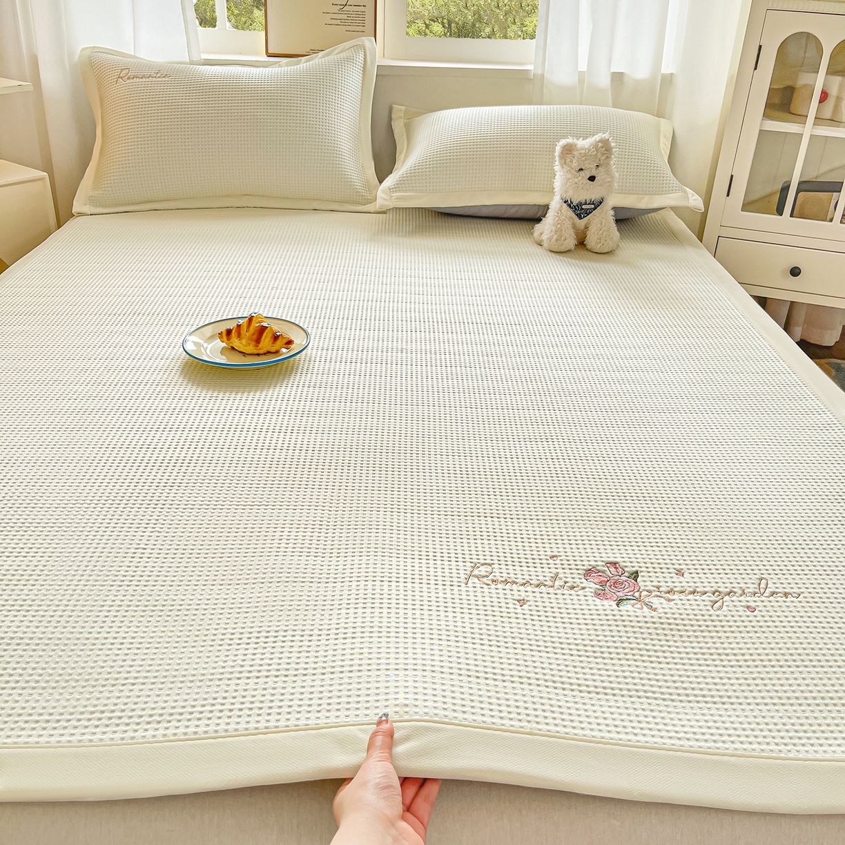 91家纺网 家纺一手货源 找家纺 （总）蓝邻家纺 2026春夏新款PE提花刺绣凉席席子系列-场景二