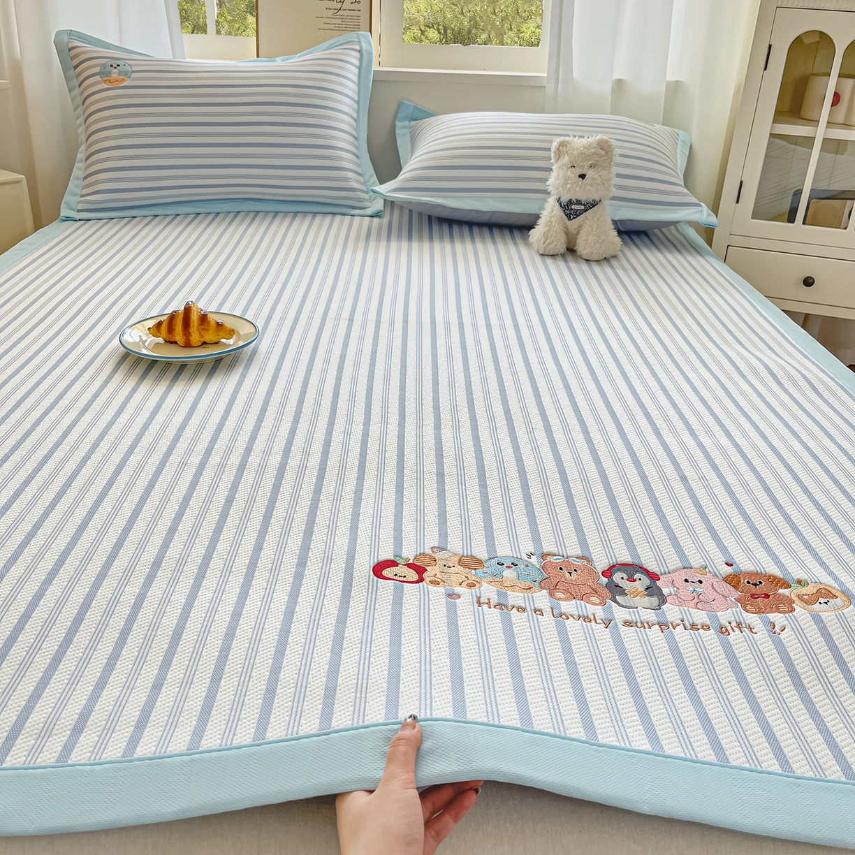 91家纺网 家纺一手货源 找家纺 （总）蓝邻家纺 2026春夏新款PE提花刺绣凉席席子系列-场景二