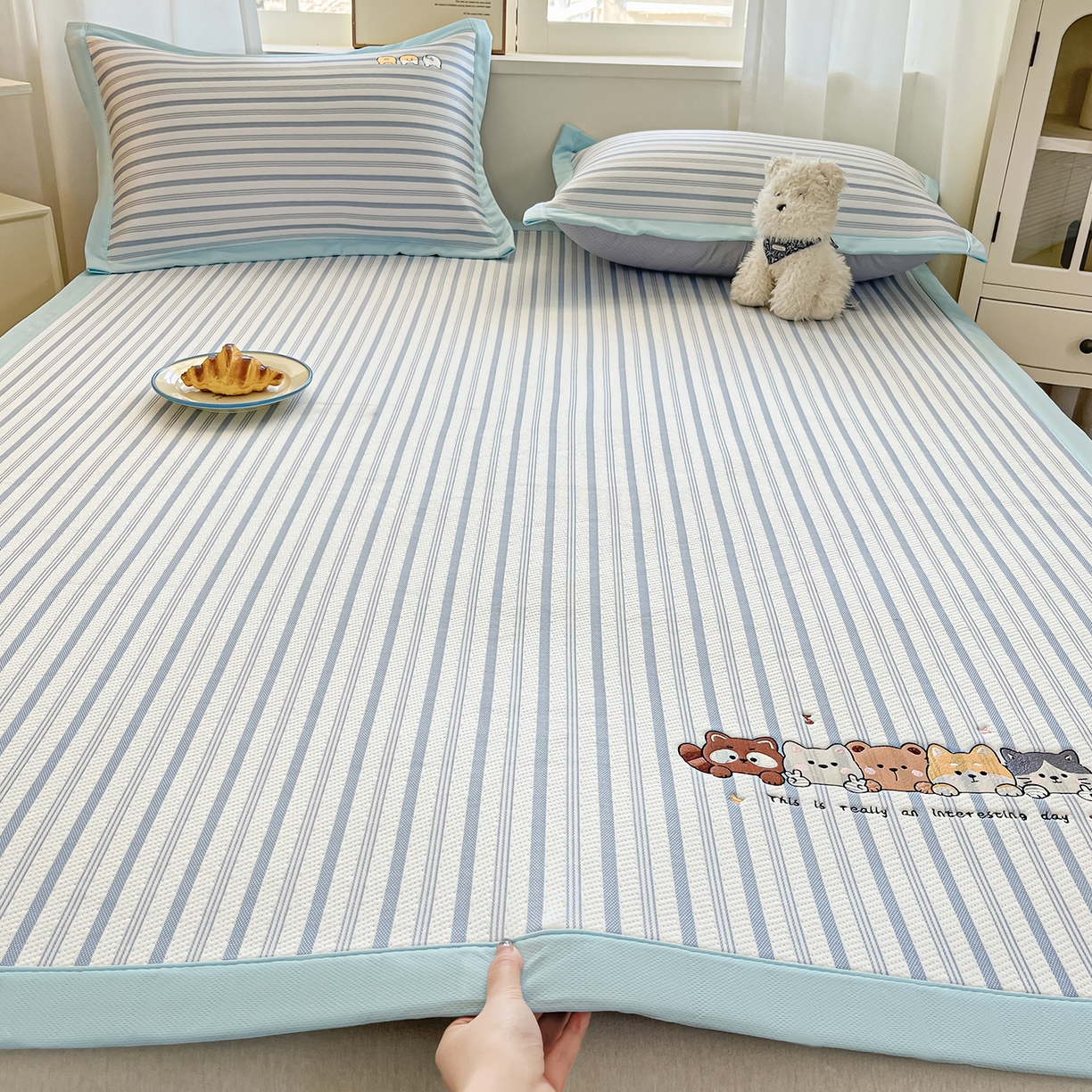 91家纺网 家纺一手货源 找家纺 （总）蓝邻家纺 2026春夏新款PE提花刺绣凉席席子系列-场景二