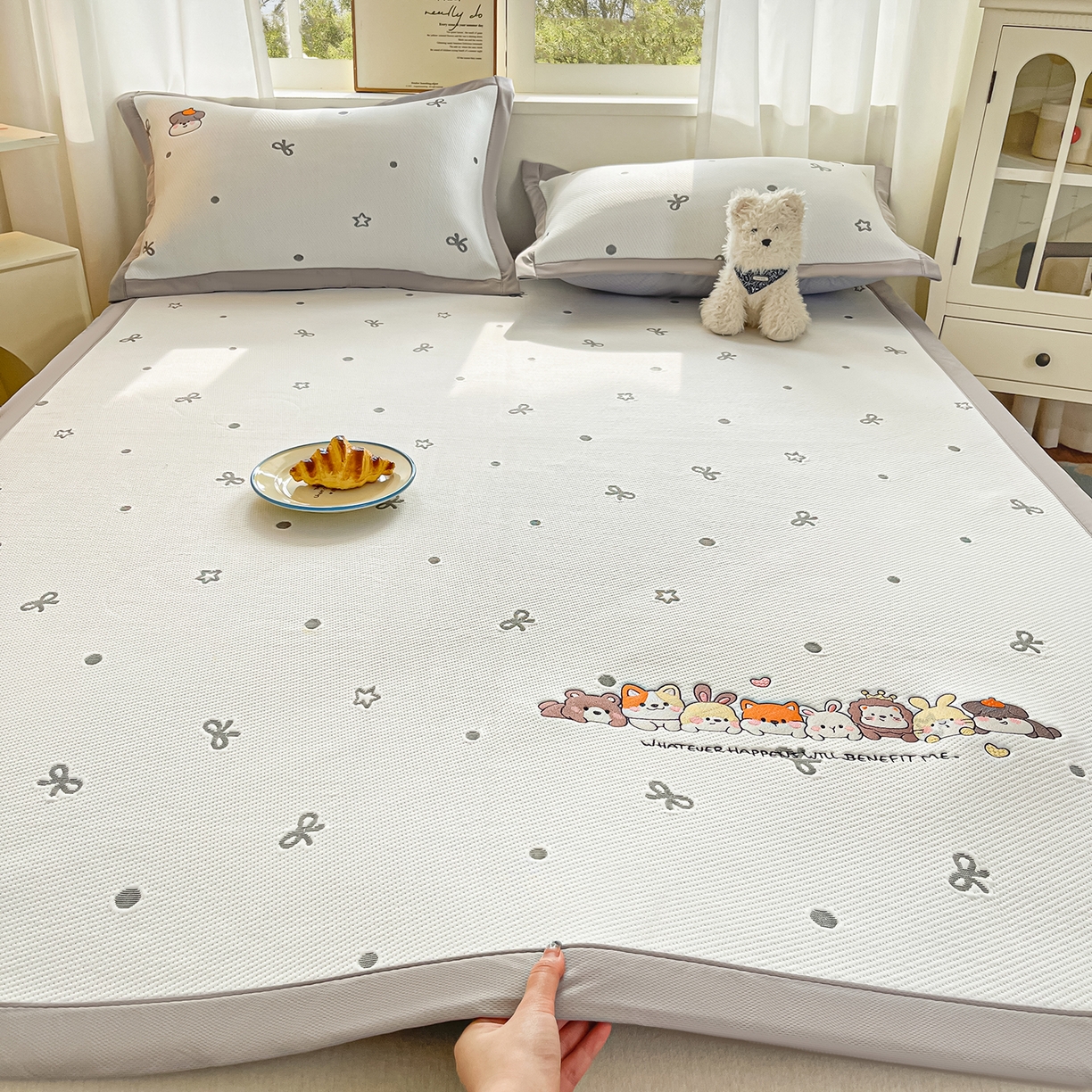 91家纺网 家纺一手货源 找家纺 （总）蓝邻家纺 2026春夏新款PE提花刺绣凉席席子系列-场景二