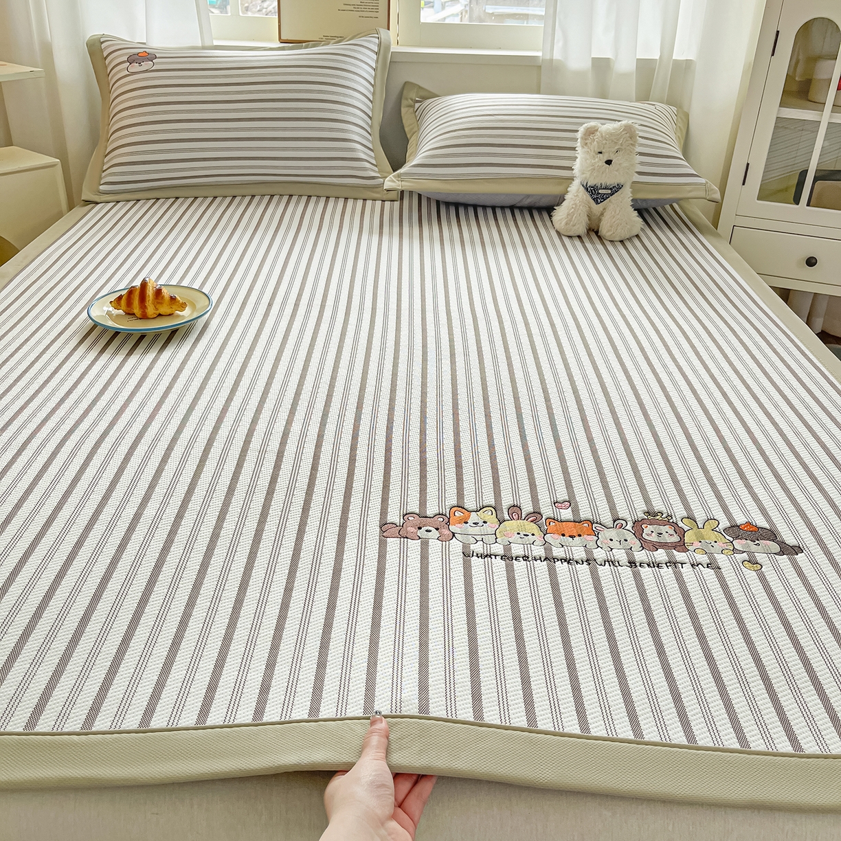 91家纺网 家纺一手货源 找家纺 （总）蓝邻家纺 2026春夏新款PE提花刺绣凉席席子系列-场景二