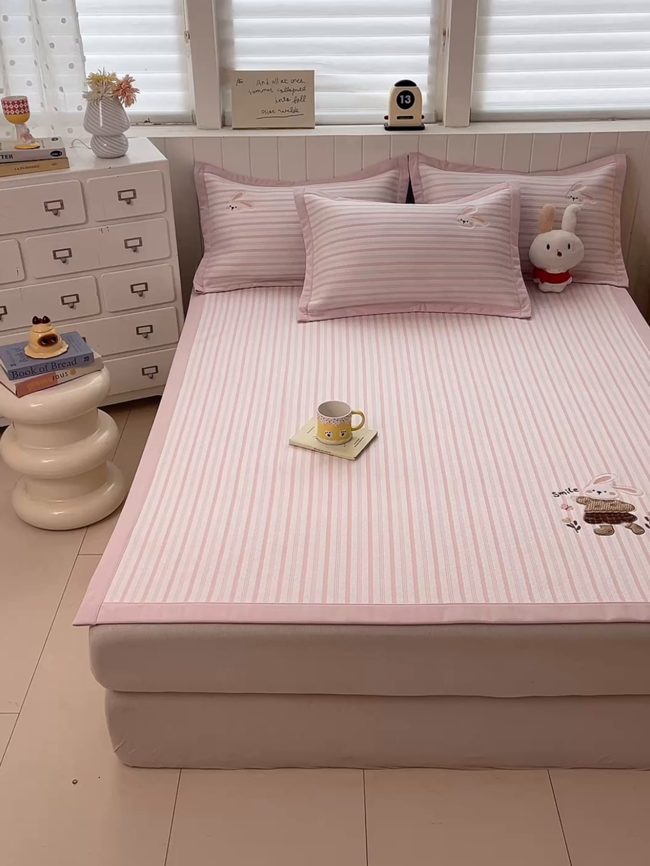 91家纺网 家纺一手货源 找家纺 （总）蓝邻家纺 2026春夏新款PE提花贴布绣凉席席子-场景二