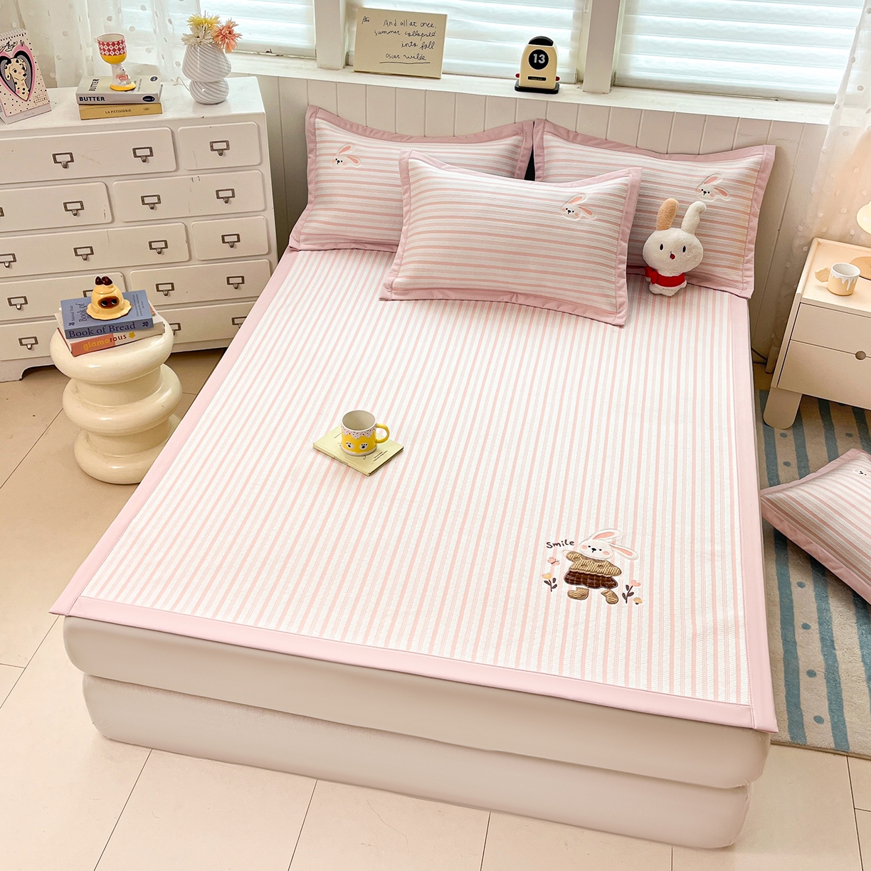 91家纺网 家纺一手货源 找家纺 （总）蓝邻家纺 2026春夏新款PE提花贴布绣凉席席子-场景二