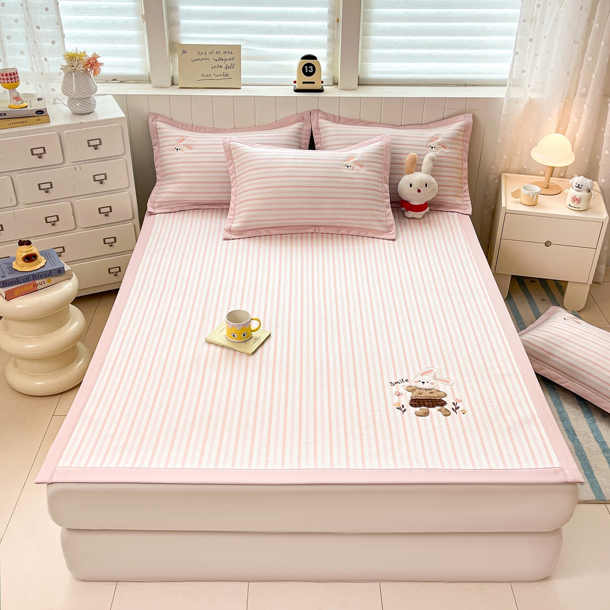 91家纺网 家纺一手货源 找家纺 （总）蓝邻家纺 2026春夏新款PE提花贴布绣凉席席子-场景二