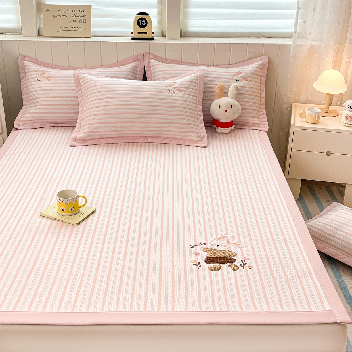 91家纺网 家纺一手货源 找家纺 （总）蓝邻家纺 2026春夏新款PE提花贴布绣凉席席子-场景二