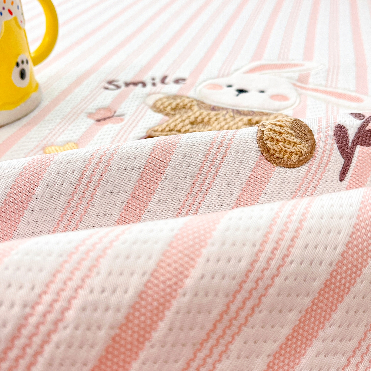 91家纺网 家纺一手货源 找家纺 （总）蓝邻家纺 2026春夏新款PE提花贴布绣凉席席子-场景二