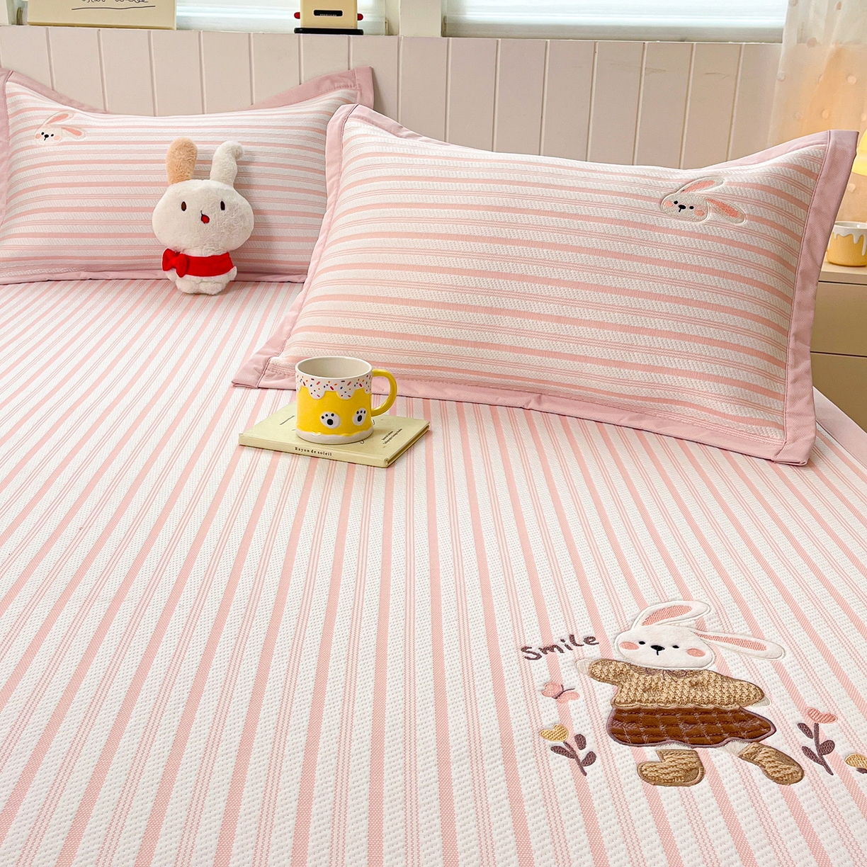 91家纺网 家纺一手货源 找家纺 （总）蓝邻家纺 2026春夏新款PE提花贴布绣凉席席子-场景二