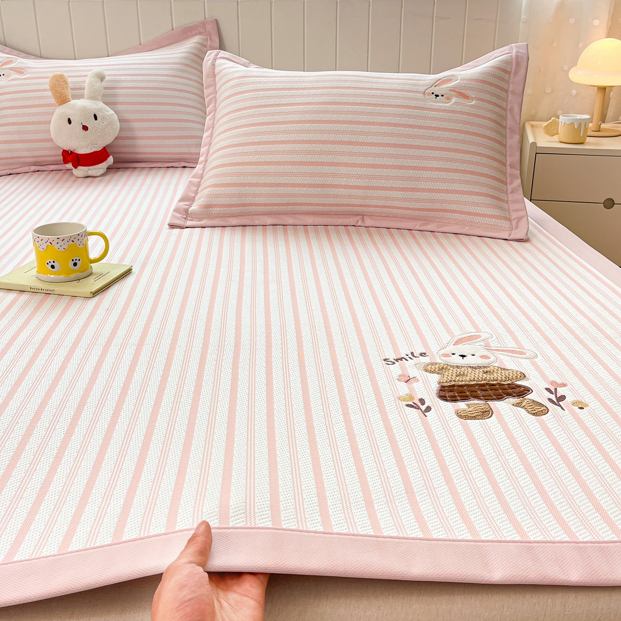 91家纺网 家纺一手货源 找家纺 （总）蓝邻家纺 2026春夏新款PE提花贴布绣凉席席子-场景二