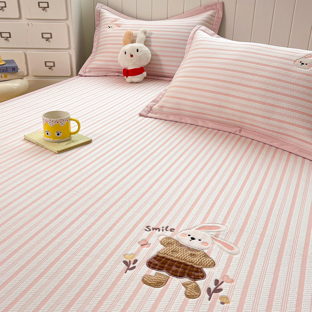 91家纺网 家纺一手货源 找家纺 （总）蓝邻家纺 2026春夏新款PE提花贴布绣凉席席子-场景二