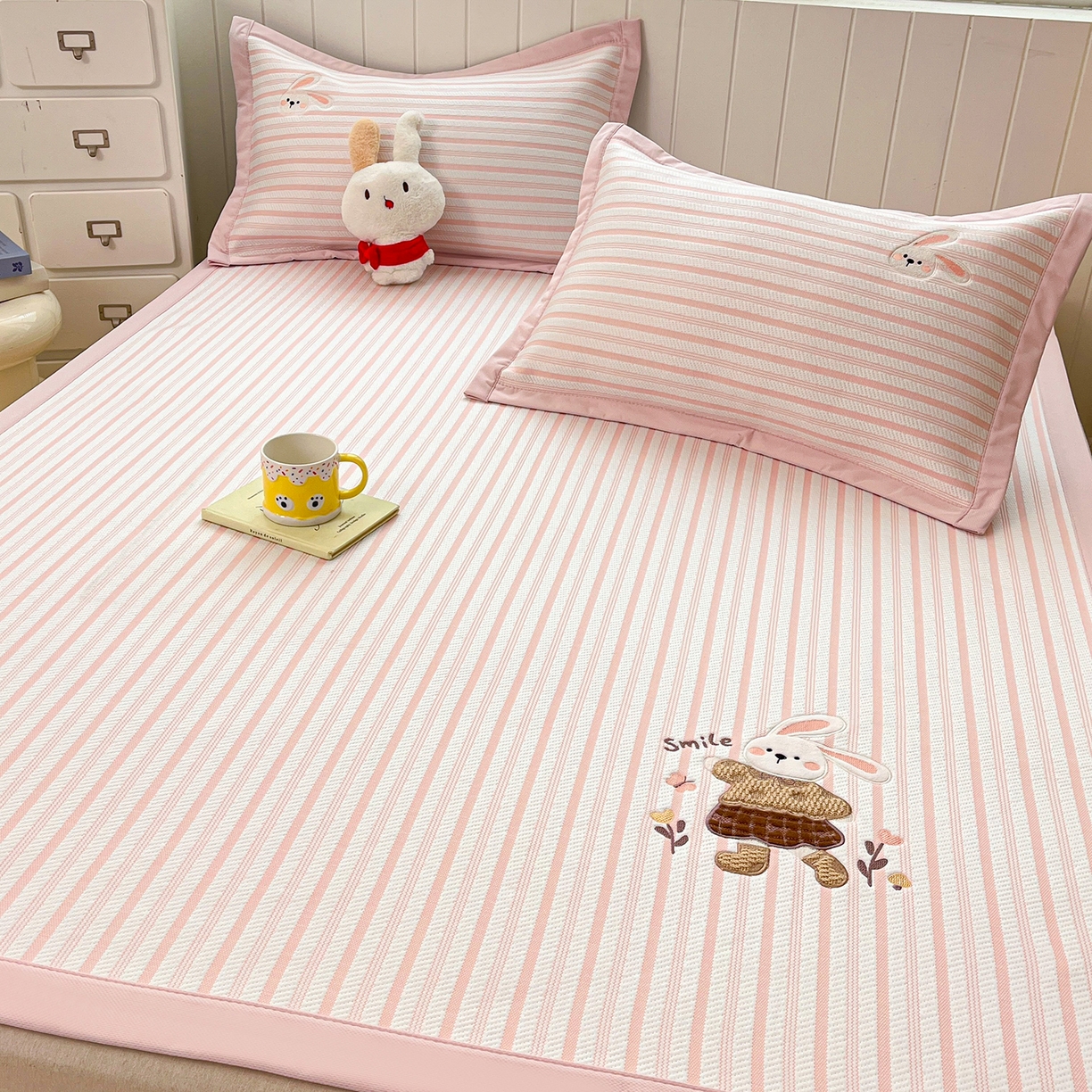 91家纺网 家纺一手货源 找家纺 （总）蓝邻家纺 2026春夏新款PE提花贴布绣凉席席子-场景二