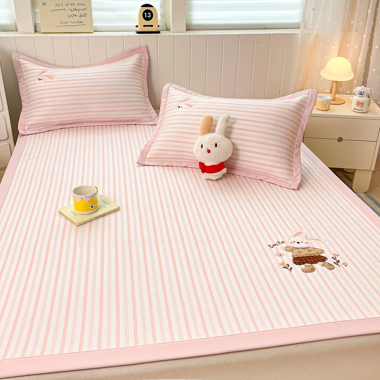 91家纺网 家纺一手货源 找家纺 （总）蓝邻家纺 2026春夏新款PE提花贴布绣凉席席子-场景二