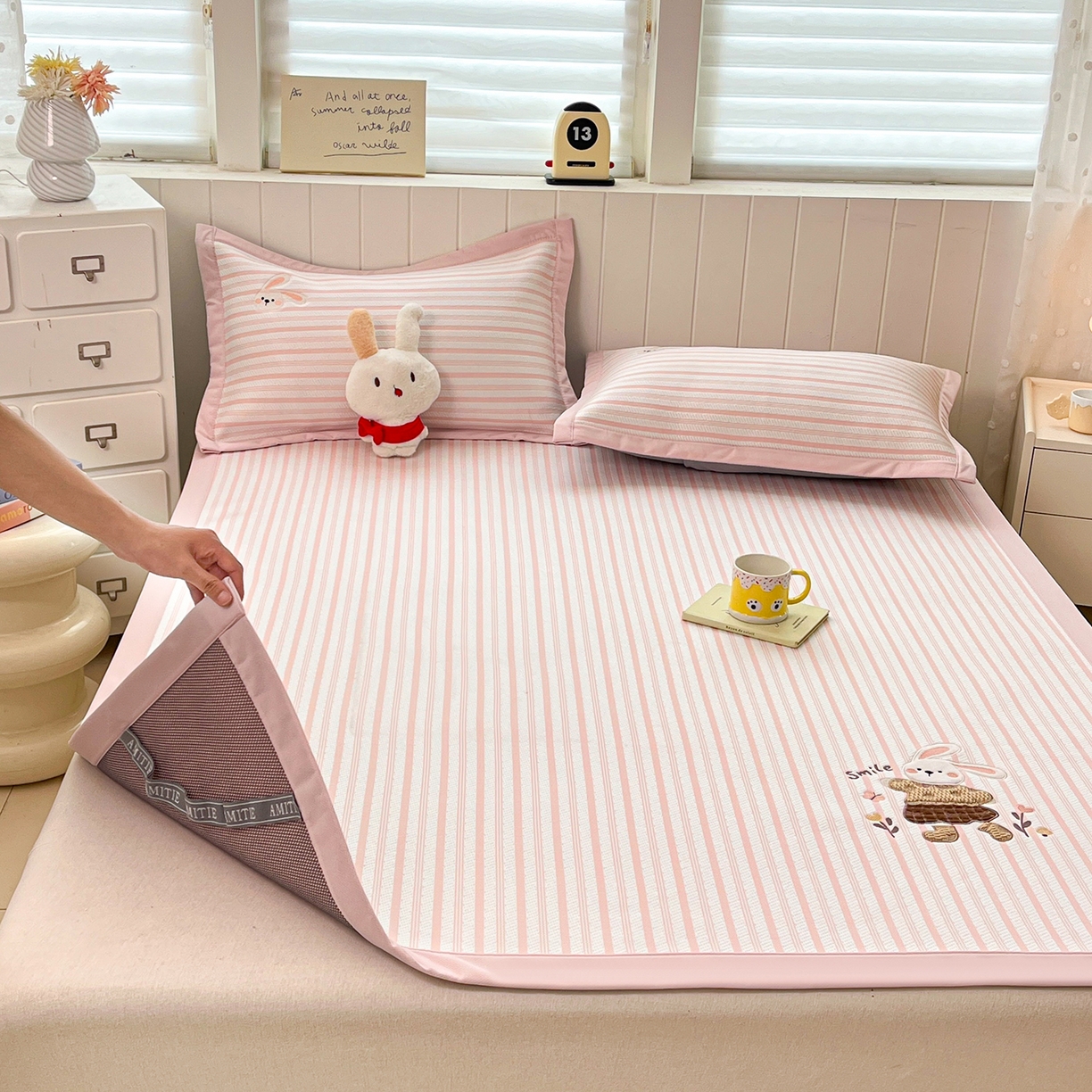 91家纺网 家纺一手货源 找家纺 （总）蓝邻家纺 2026春夏新款PE提花贴布绣凉席席子-场景二